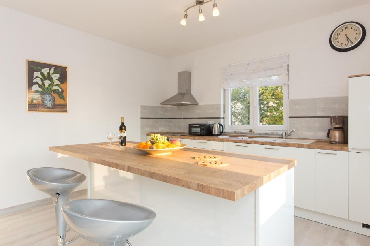 Apartment Dajana Пинезичи Экстерьер фото