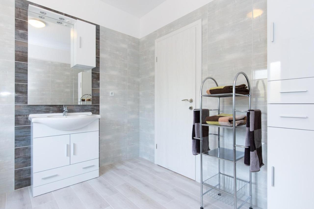 Apartment Dajana Пинезичи Экстерьер фото